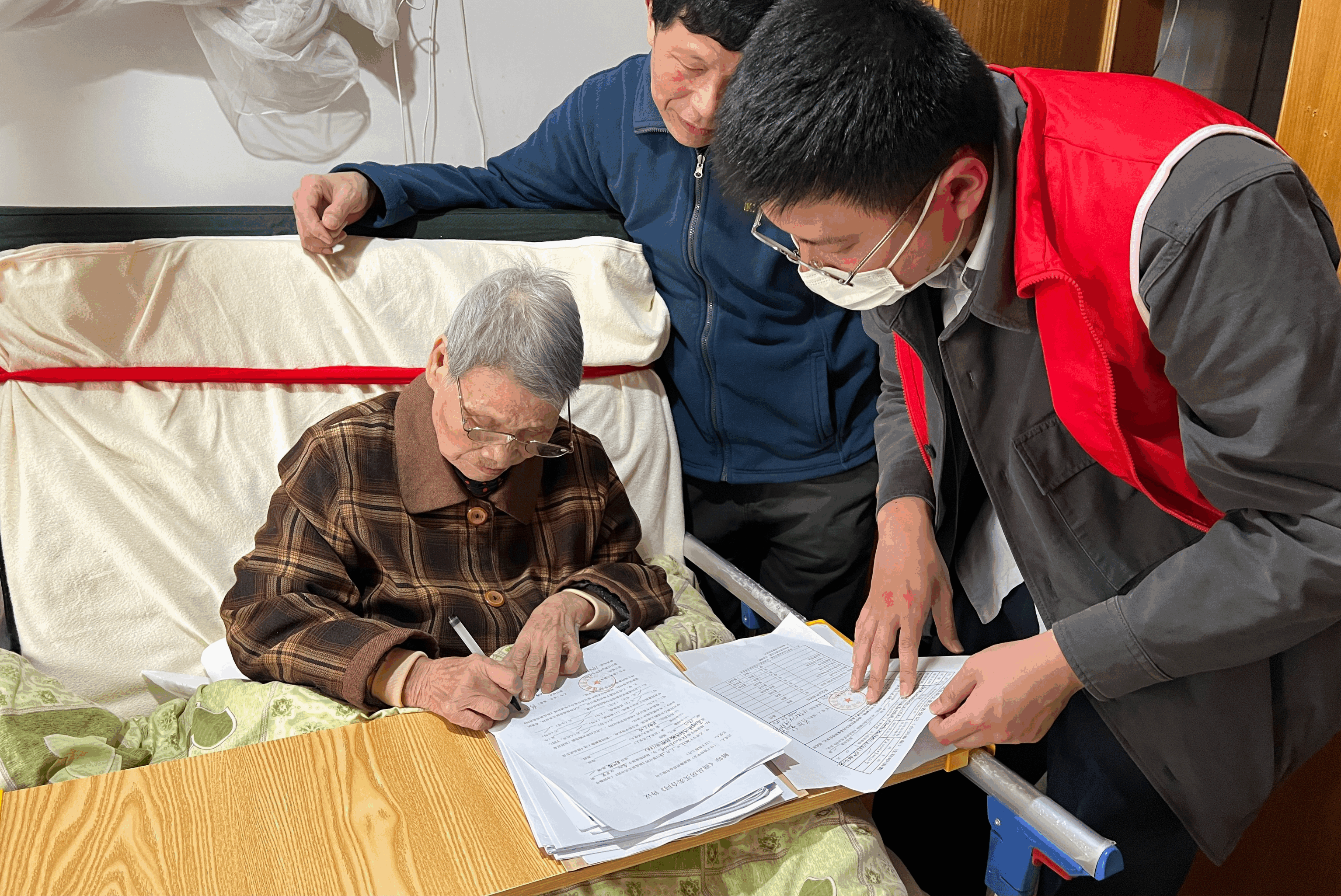 弘扬雷锋精神，暖心服务解民忧——新建商品房登记处开展上门志愿服务