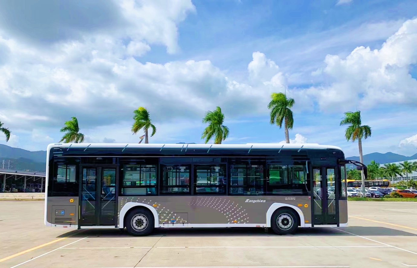 我市100辆低地板公交即将上线运营