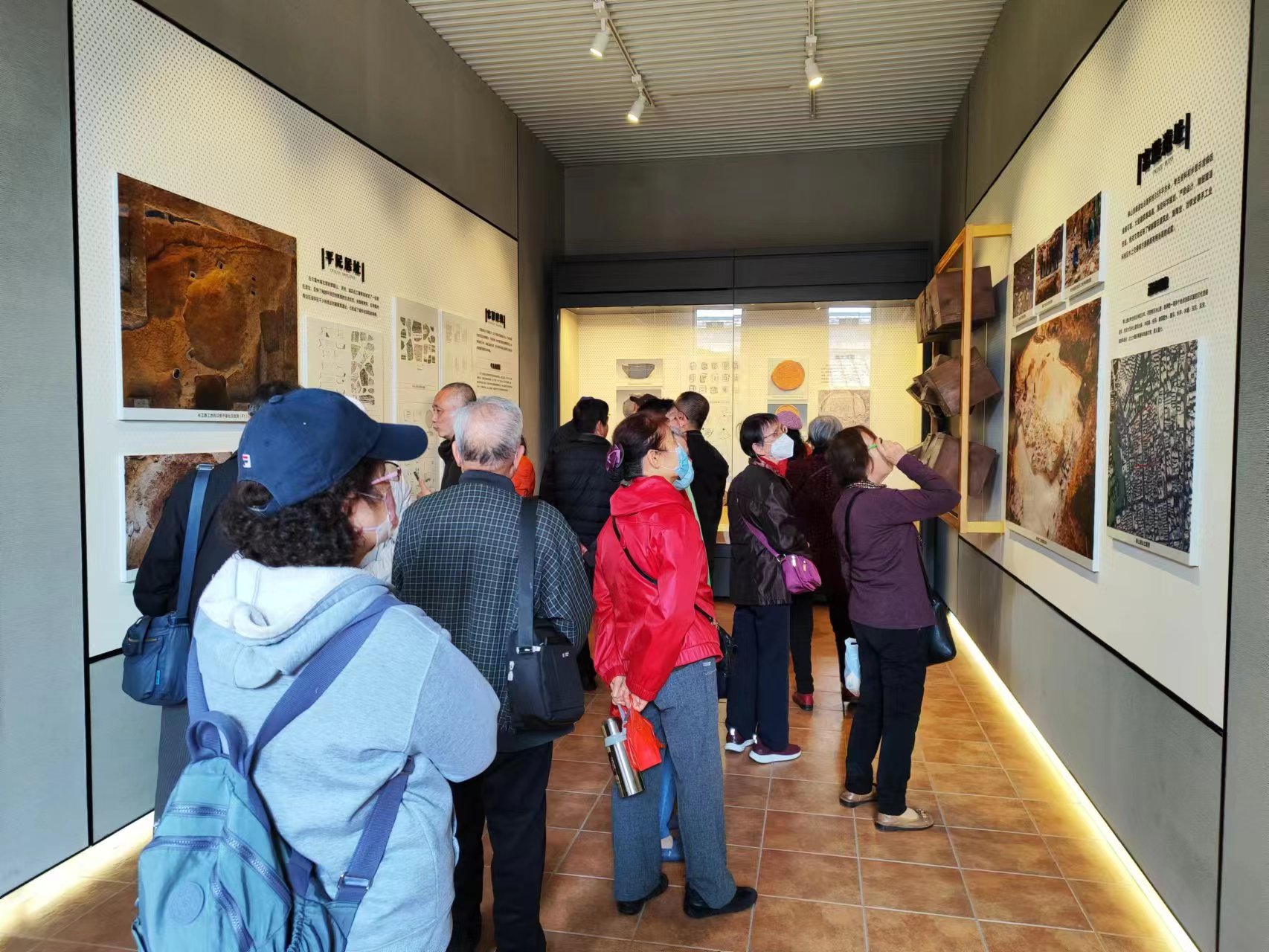 市统计局组织退休老干部参观新店古城遗址公园