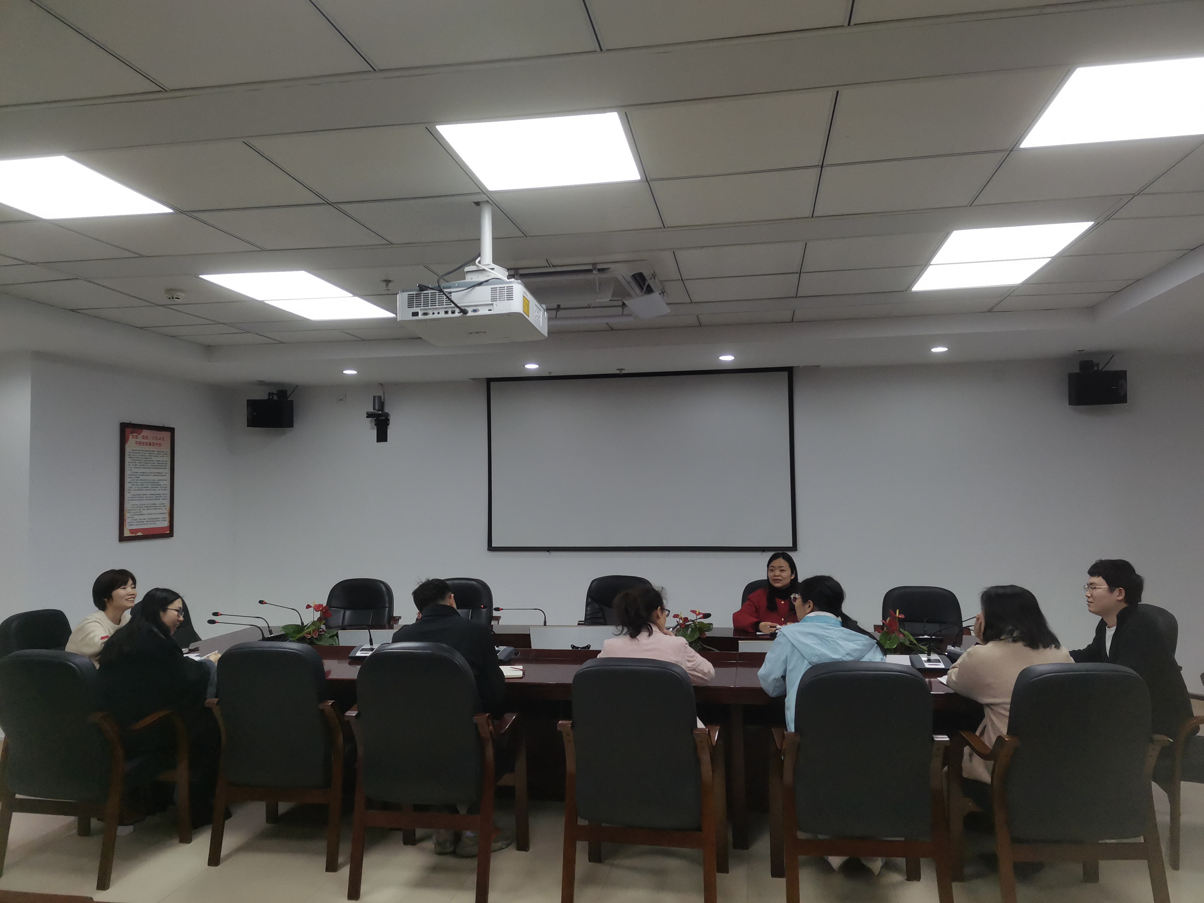 市工信局青年理论学习小组组织召开雷锋精神学习会