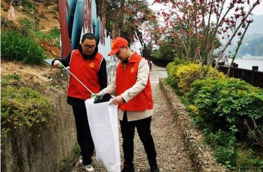 福州住房公积金中心团支部开展“学雷锋  树新风  争做护河爱水新青年”志愿服务活动